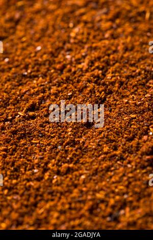 Roh Red Organic Chili Powder Spice in einer Schüssel Stockfoto