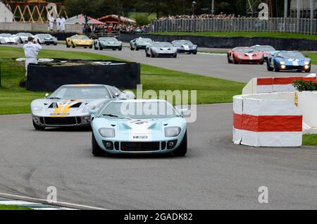 Ford GT40-Rennwagen beim Goodwood Revival 2013 in einer Neugestaltung der Le Mans-Langstreckenrennen der 1960er-Jahre. Klassische Sportprototypen Stockfoto