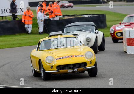 1965 Ferrari 275 GTB Safety Car führt die RAC Tourist Trophy-Rennen bei den Langstreckenrennwagen beim Goodwood Revival 2013 unter langweiligen Bedingungen an Stockfoto