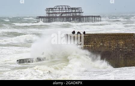 Brighton UK 30. Juli 2021 - Wellen schlagen an der Küste von Brighton auf, während Sturm Evert durch das Land fegt und Windgeschwindigkeiten von bis zu 60 km/h in einigen Gegenden prognostiziert werden : Credit Simon Dack / Alamy Live News Stockfoto