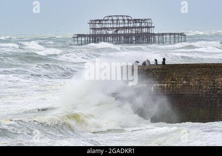 Brighton UK 30. Juli 2021 - Wellen schlagen an der Küste von Brighton auf, während Sturm Evert durch das Land fegt und Windgeschwindigkeiten von bis zu 60 km/h in einigen Gegenden prognostiziert werden : Credit Simon Dack / Alamy Live News Stockfoto