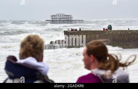 Brighton UK 30. Juli 2021 - Wellen schlagen an der Küste von Brighton auf, während Sturm Evert durch das Land fegt und Windgeschwindigkeiten von bis zu 60 km/h in einigen Gegenden prognostiziert werden : Credit Simon Dack / Alamy Live News Stockfoto