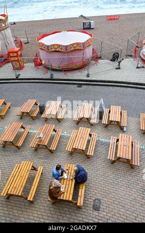 Brighton UK 30. Juli 2021 - Brighton Strandbars und Cafés sind ruhig, während Sturm Evert durch das Land fegt und Windgeschwindigkeiten von bis zu 60 mph in einigen Gegenden prognostiziert werden : Credit Simon Dack / Alamy Live News Stockfoto