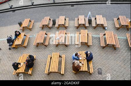 Brighton UK 30. Juli 2021 - Brighton Strandbars und Cafés sind ruhig, während Sturm Evert durch das Land fegt und Windgeschwindigkeiten von bis zu 60 mph in einigen Gegenden prognostiziert werden : Credit Simon Dack / Alamy Live News Stockfoto