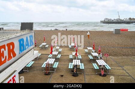 Brighton UK 30. Juli 2021 - Brighton Strandbars und Cafés sind ruhig, während Sturm Evert durch das Land fegt und Windgeschwindigkeiten von bis zu 60 mph in einigen Gegenden prognostiziert werden : Credit Simon Dack / Alamy Live News Stockfoto