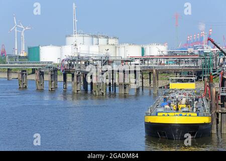 Binnenschifffahrt im Hamburger Hafen Stockfoto