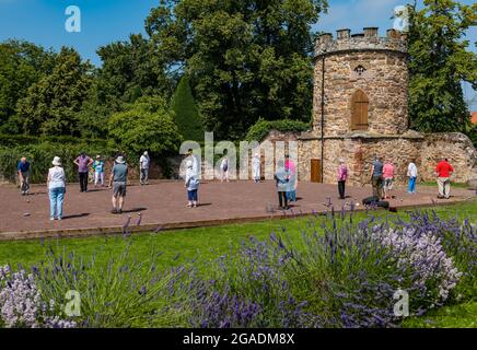 Senioren, ältere Menschen oder Rentner, die im Sommer bei Sonnenschein Petanque oder Boule spielen, Haddington, East Lothian, Schottland, Großbritannien Stockfoto