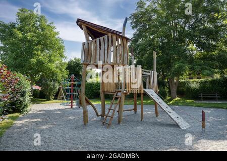 Spielhaus aus Holz auf einem Kinderspielplatz in einem kleinen Park Stockfoto