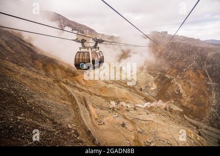 Hakone Seilbahn, japanische Seilbahn, die durch das Owakudani Valley und den aktiven Vulkan fährt. Das Hotel liegt im Fuji Hakone Izu Nationalpark, Japan. Stockfoto