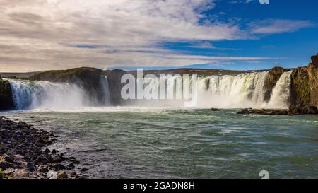 der godafoss Wasserfall am Fluss skjalfandafljot ist einer der größten in island und liegt an der Ringstraße mit angrenzendem Parkplatz Stockfoto