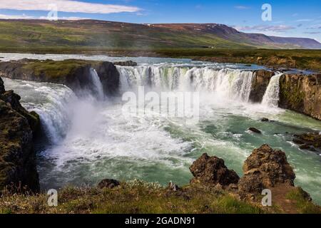 der godafoss Wasserfall am Fluss skjalfandafljot ist einer der größten in island und liegt an der Ringstraße mit angrenzendem Parkplatz Stockfoto