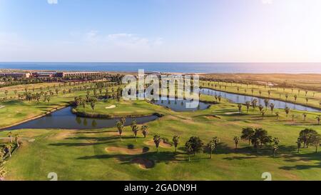 Grüne Golfplätze am Meer. Salgados Beach. Portugal, Albufeira. Luftaufnahme, sonniger Tag Stockfoto