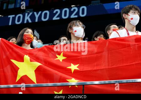 Tokio, Kanto, Japan. Juli 2021. China-Anhänger beim Schwimmen bei den Olympischen Sommerspielen 2020 in Tokio im Aquatics Center. (Bild: © David McIntyre/ZUMA Press Wire) Stockfoto