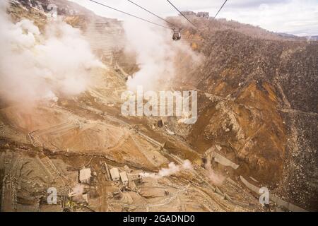 Hakone Seilbahn mit Seilbahn über das Owakudani Tal und den aktiven Vulkan. Das Hotel liegt im Fuji Hakone Izu Nationalpark, Japan. Stockfoto