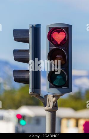 Die herzförmige rote Ampel in akureyri, der Hauptstadt nordislands, macht Sie zum Halt Stockfoto