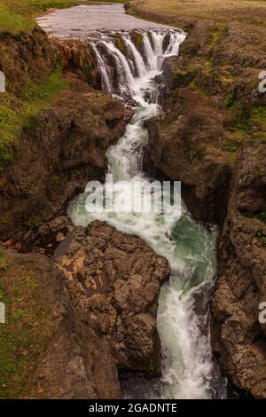 Der Kolufossar ist ein erstaunlicher Wasserfall mit vielen Kaskaden in der engen Kolugjuphur-Schlucht bei hvammstangi im Norden islands Stockfoto