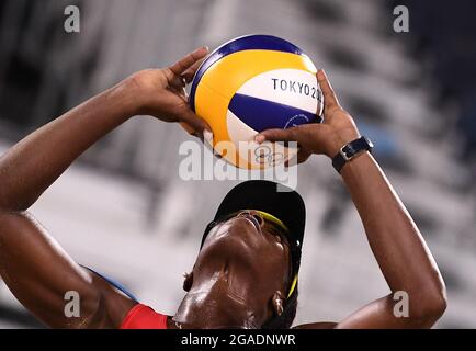 Tokio, Japan. Juli 2021. Leila Consuelo Martinez Ortega aus Kuba tritt beim Vorspiel der Frauen beim Beachvolleyball zwischen Marta Menegatti/Viktoria Orsi Toth aus Italien und Lidianny Echevarria Benitez/Leila Consuelo Martinez Ortega aus Kuba bei den Olympischen Spielen 2020 in Tokio, Japan, 30. Juli 2021, an. Quelle: Li He/Xinhua/Alamy Live News Stockfoto