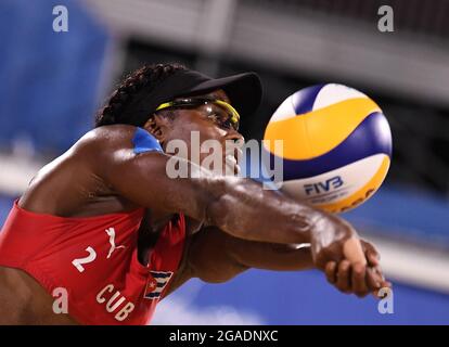 Tokio, Japan. Juli 2021. Leila Consuelo Martinez Ortega aus Kuba tritt beim Vorspiel der Frauen beim Beachvolleyball zwischen Marta Menegatti/Viktoria Orsi Toth aus Italien und Lidianny Echevarria Benitez/Leila Consuelo Martinez Ortega aus Kuba bei den Olympischen Spielen 2020 in Tokio, Japan, 30. Juli 2021, an. Quelle: Li He/Xinhua/Alamy Live News Stockfoto