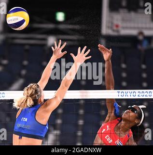 Tokio, Japan. Juli 2021. Lidianny Echevarria Benitez (R) aus Kuba tritt beim Vorspiel der Frauen beim Beachvolleyball zwischen Marta Menegatti/Viktoria Orsi Toth aus Italien und Lidianny Echevarria Benitez/Leila Consuelo Martinez Ortega aus Kuba bei den Olympischen Spielen 2020 in Tokio, Japan, 30. Juli 2021, an. Quelle: Li He/Xinhua/Alamy Live News Stockfoto