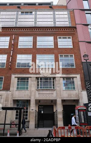 Eingang der ehemaligen St Martin’s School of Art, jetzt Foyles Buchhandlung an der Charing Cross Road. Stockfoto