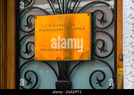 Botschaft der Republik Belarus, Türschild, Kensington Court, London Stockfoto