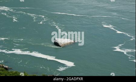 Aufnahme des beruhigten Wassers mit kleinen Wellen in der Nähe des Niagara-Wasserfalls in Kanada. Stockfoto