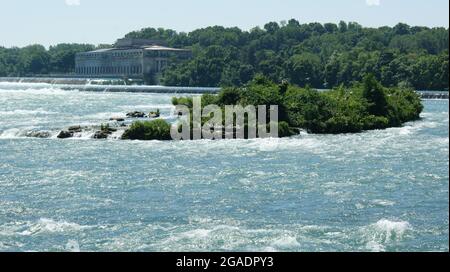 Aufnahme der kleinen Grünfläche, die vollständig von Wasser umgeben ist, in Niagara Falls, Kanada. Stockfoto