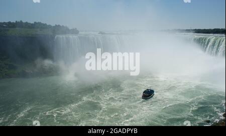 Aufnahme des Bootes, das als Touristenattraktion in der Nähe der Niagara-Wasserfälle in Kanada schwimmt. Stockfoto