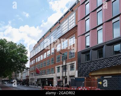 Neue Stadtentwicklung an der Charing Cross Road. Fassade des Buchladens Foyles, ehemals St Martin’s School of Art, neben dem Ilona Rose House. Stockfoto