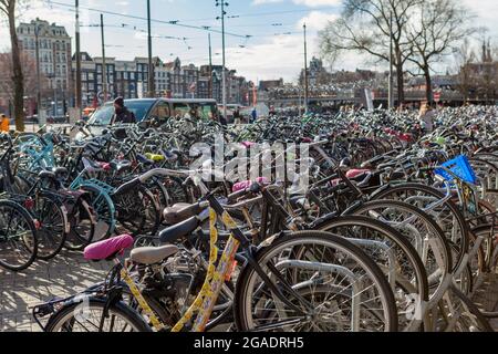 Hunderte von Fahrrädern, die vor dem Hauptbahnhof Amsterdam Centraal, Stationsplein, Amsterdam, Niederlande, geparkt sind Stockfoto