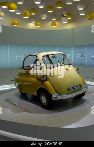 München, 27. August 2011: BMW Isetta im BMW Museum in der Nähe des Olympiaparks in München. Stockfoto