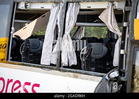 Berlin, Deutschland. 30 2021. Juli: Die Fenster des an dem Unfall beteiligten Busses wurden zerschlagen. Der Bus fuhr am Bugkgraben auf der Autobahn 13 bei Schönwalde in einen Graben und kippte. Foto: Fabian Sommer/dpa Quelle: dpa picture Alliance/Alamy Live News Stockfoto