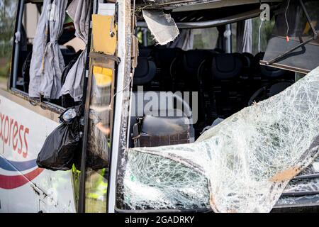 Berlin, Deutschland. 30 2021. Juli: Die Fenster des an dem Unfall beteiligten Busses wurden zerschlagen. Der Bus fuhr am Bugkgraben auf der Autobahn 13 bei Schönwalde in einen Graben und kippte. Foto: Fabian Sommer/dpa Quelle: dpa picture Alliance/Alamy Live News Stockfoto