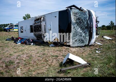 Berlin, Deutschland. 30 2021. Juli: Ein Bus fuhr auf der Autobahn 13 bei Schönwalde in einen Graben am Bugkgraben und kippte. Mehrere Personen wurden verletzt. Foto: Fabian Sommer/dpa Quelle: dpa picture Alliance/Alamy Live News Stockfoto