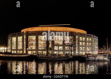 Die niederländische Nationaloper, beleuchtet bei Nacht, Amstel, Amsterdam, Niederlande Stockfoto