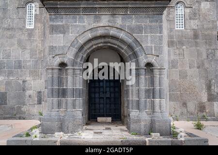 Der Eingang der alten historischen Kirche der heiligen Apostel im Osten der Türkei, Kars. Konzept des Reiseziels. Hochwertige Fotos Stockfoto