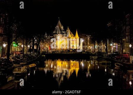 Das Waag, ursprünglich ein Stadttor, nachts beleuchtet, Nieumarkt, Amsterdam, Niederlande Stockfoto