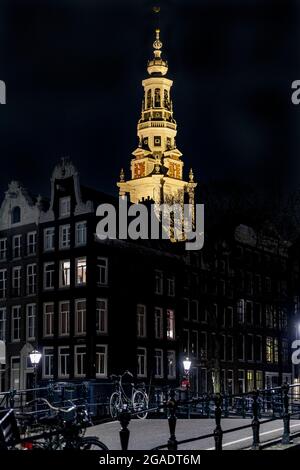 Der nächtliche Blick vom Kloveniersburgwal-Kanal aus, Amsterdam, Holland Stockfoto