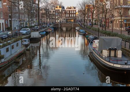 Spiegelgracht, von der Lijnbaansgracht aus gesehen, Amsterdam, Niederlande Stockfoto