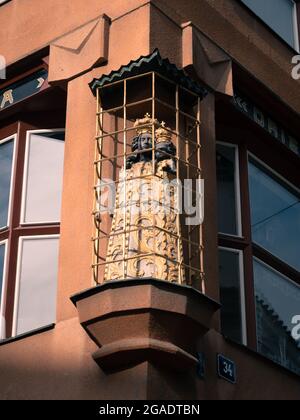 Schwarze Madonna Statue oder SoskaCerne Maky Bozy in Prag, Tschechische Republik, eine anonyme barocke Skulptur aus dem 17. Jahrhundert Stockfoto