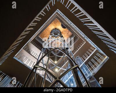 Prag, Tschechische Republik - Juli 3 2021: Alter Rathausturm Aufzug Vytah ve Vezi und Treppe in der Staromestska Radnice Stockfoto