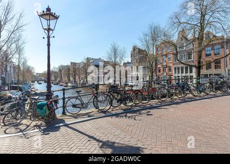 Fahrräder, die auf der Reesluis-Brücke über die Prinsengracht, Amsterdam, Niederlande, geparkt sind Stockfoto