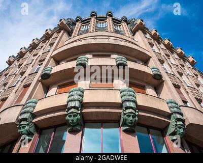 Prag, Tschechische Republik - Juli 4 2021: Supich House Geometrisches Jugendstilgebäude oder Palast auf dem Wenzelsplatz. Stockfoto