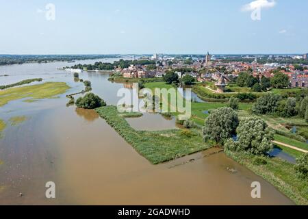 Luftaufnahme aus der Stadt Woudrichem am Fluss Merwede in den Niederlanden in einer überfluteten Landschaft Stockfoto