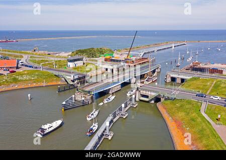 Luftaufnahme von Schleusen in Kornwerderzand auf dem Afsluitdijk in den Niederlanden Stockfoto