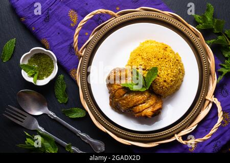 Speisekonzept Thai-Stil hausgemachter Reis und Huhn Biryani Khao Mok Kai auf schwarzem Hintergrund mit Kopierraum Stockfoto