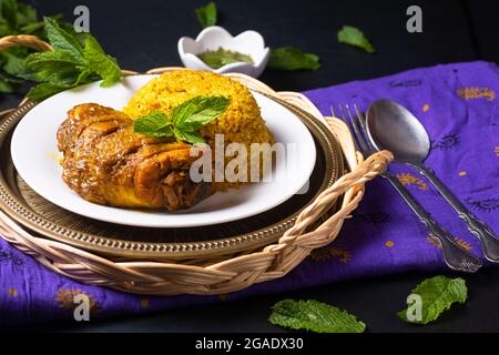 Speisekonzept Thai-Stil hausgemachter Reis und Huhn Biryani Khao Mok Kai auf schwarzem Hintergrund mit Kopierraum Stockfoto