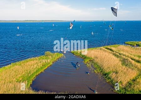 Luftaufnahme von Wassersportarten auf Lauwersmeer in Friesland, Niederlande Stockfoto