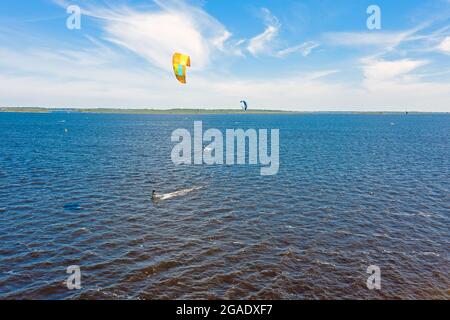 Luftaufnahme vom Kitesurfen auf Lauwersmeer in Friesland, Niederlande Stockfoto