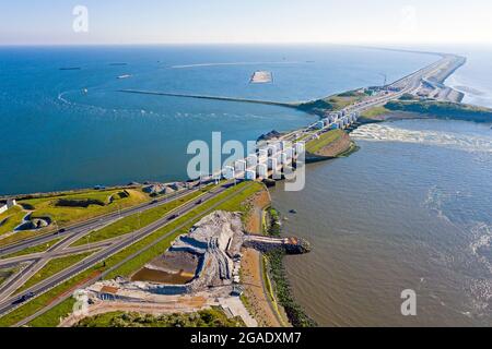 Luftaufnahme aus Schleusen in Kronwerderzand am Afsluitdijk in den Niederlanden Stockfoto